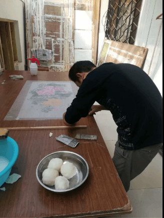 书画装裱的淋洗要以“画复鲜明，色亦不落”为宗旨