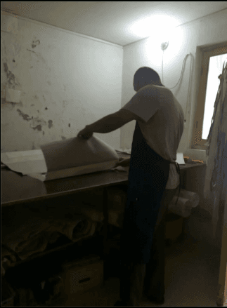 砑活，即砑光，是装裱工序之一