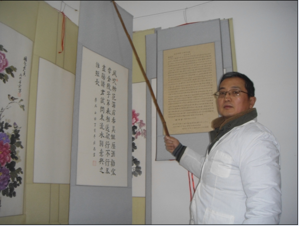 学员展示自己裱好的字画装裱培训作品